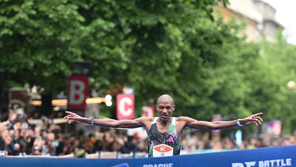 Letitý pražský rekord smazal Keňan z Japonska. Nechtěl čekat na finiš